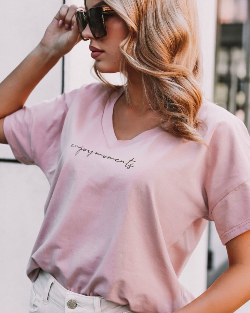 T-shirt z dekoltem Enjoymoments